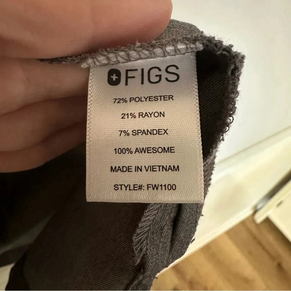 FIGS Women’s Graphite Short Sleeve V-Neck Casma Three Pocket Scrub Top Sz XL GUC - Picture 6 of 7